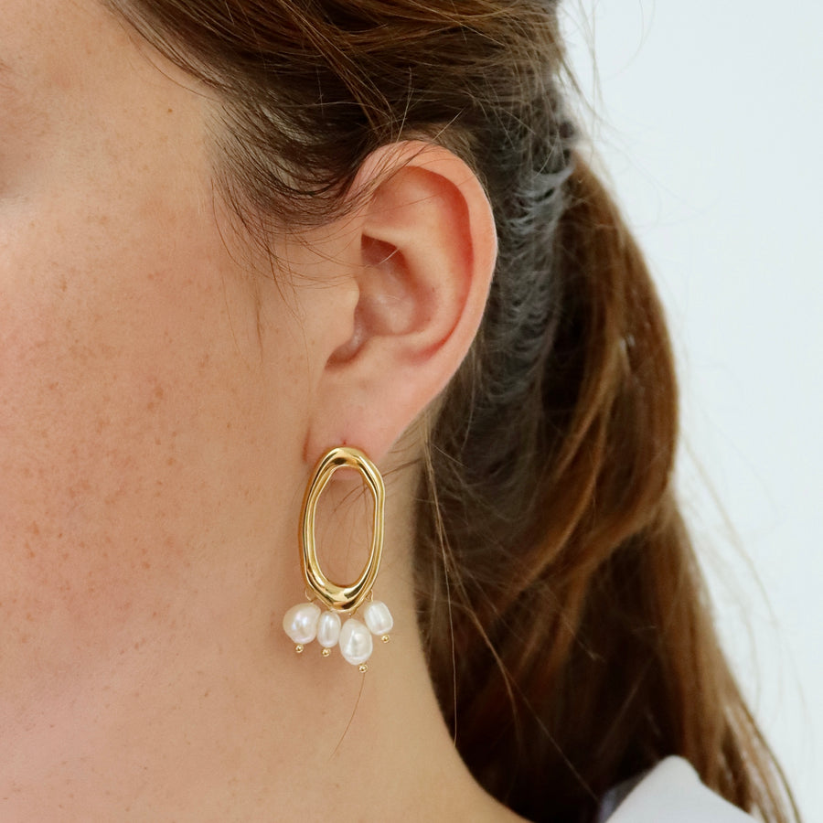 Pearly earrings gold